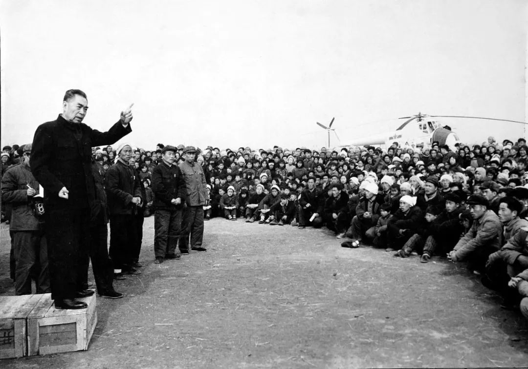 1966年邢台大地震，周总理对灾民发表讲话。