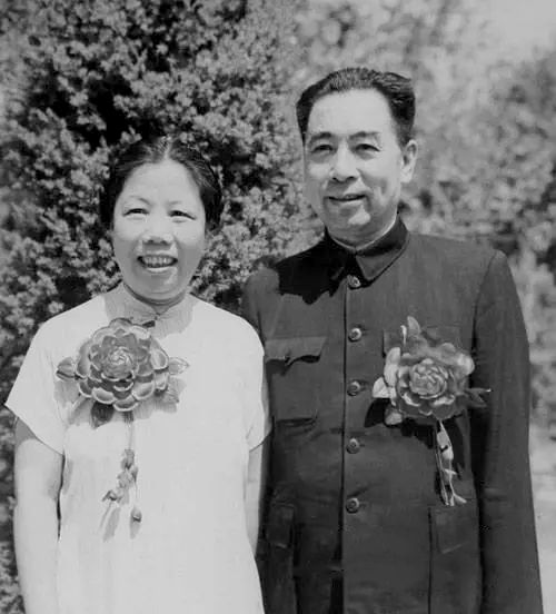 1950年8月8日中南海西花厅，两人结婚二十五周年留影。