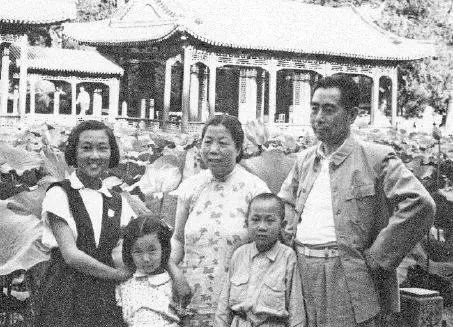 1952年，周恩来与家人在颐和园内的谐趣园