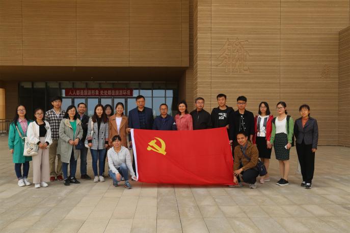 围绕中心抓党建 抓好党建促发展