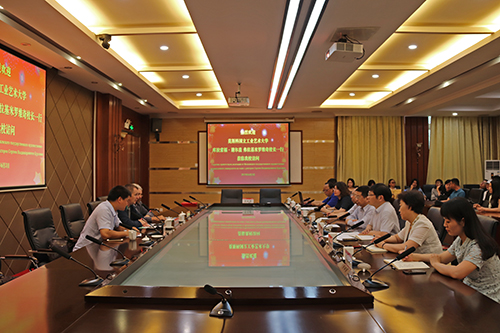 莫斯科国立工业艺术大学校长库拉索福·谢尔盖·弗拉基米罗维奇一行三人来我校访问