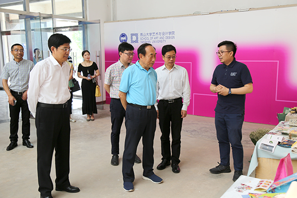 原省人大副主任王加林一行参观燕山大学艺术与设计学院毕业作品展