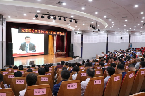 学校召开党委理论学习中心组（扩大）学习暨干部培训会议 