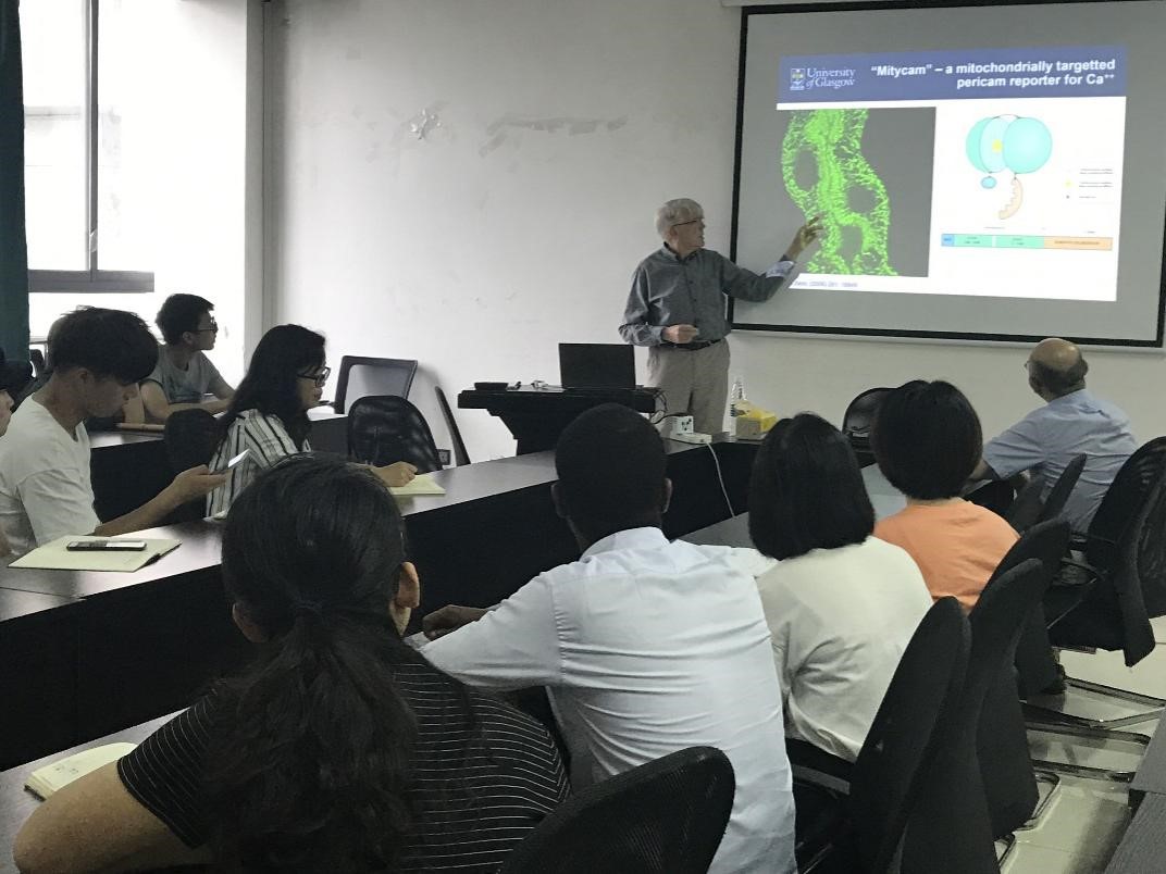 英国皇家学会院士来动科院作学术交流