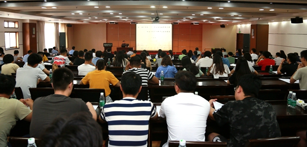 首次兼职校友联络员培训会举行