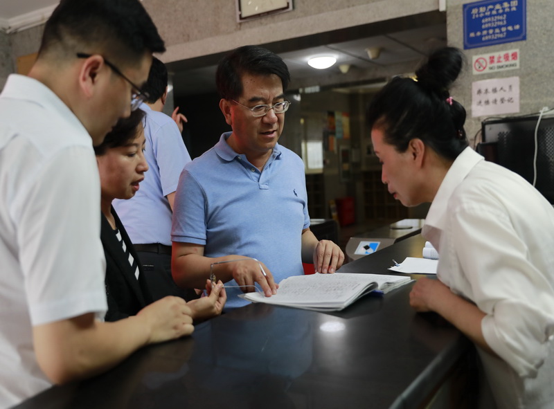 张京泽巡视学生公寓安全工作