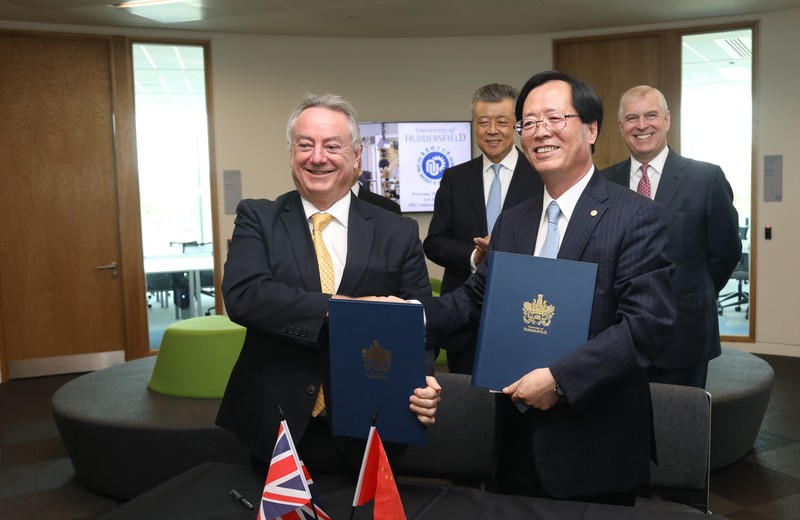 我校与英国哈德斯菲尔德大学签约共建全球首个科技创新孔子学院