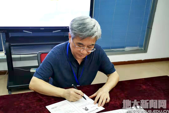 王焰新校长签发首份2019年高考录取通知书