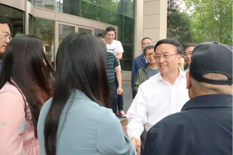 学校领导看望青海校友