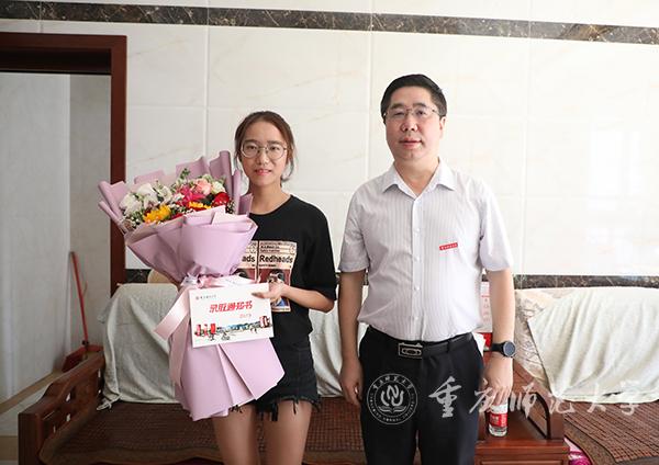 校长孟东方送出我校2019年普通高考第一份录取通知书