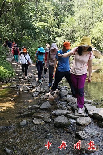 工会教职工登山协会举办“不忘初心、牢记使命”登山活动