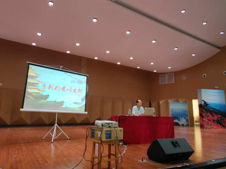 黄冈市文化和旅游局党组书记、局长王建学为“黄梅戏演员培训班”学员讲学