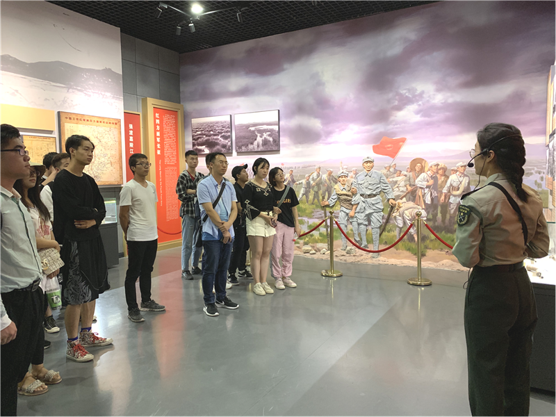 “重走长征路，追忆先烈魂”——物理科学与技术学院赴会宁开展不忘初心，牢记使命红色主题教育实践活动