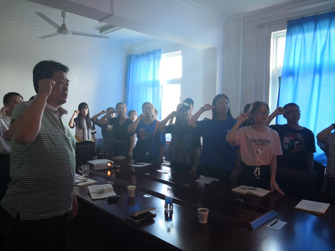 公共管理学院党委纪念建党98周年举行师生党员代表座谈会