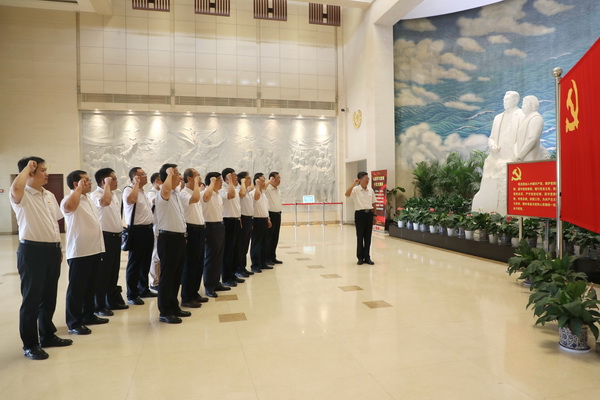 校党委理论学习中心组举行“不忘初心 牢记使命”周恩来邓颖超纪念馆主题教育活动