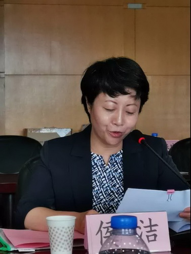 会前,校党委书记张亚教授和部分与会代表合影留念校党委副书记侯洁