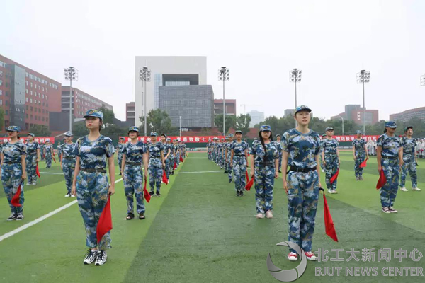 北工大举行2019年学生军训团闭营典礼