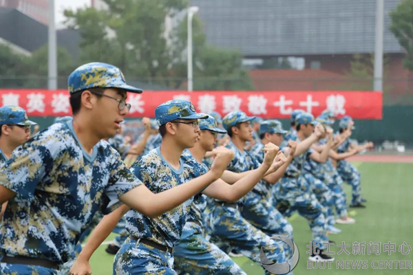 北工大举行2019年学生军训团闭营典礼