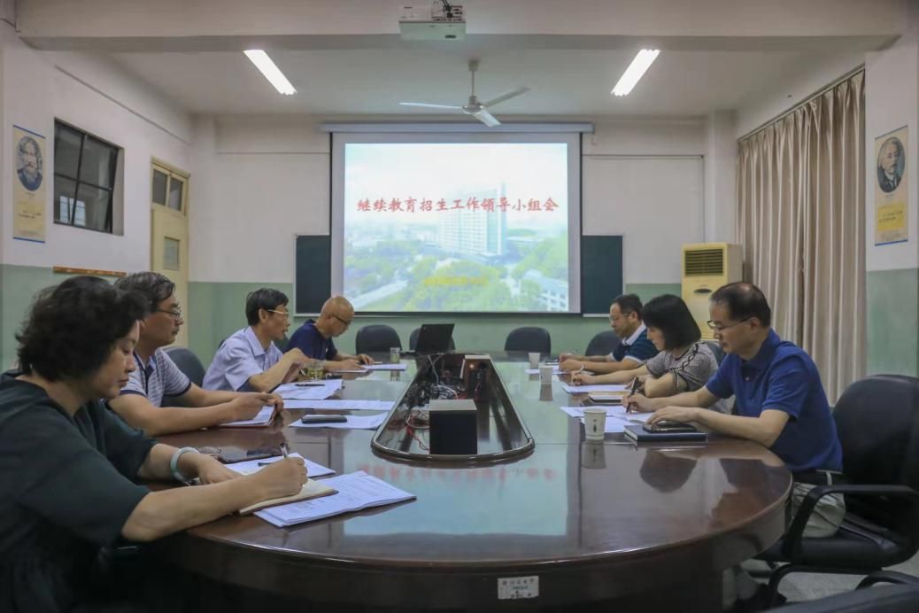 陈红副校长到继续教育学院慰问暑期一线人员
