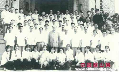 1966年毛泽东与工作人员在滴水洞一号楼前合影