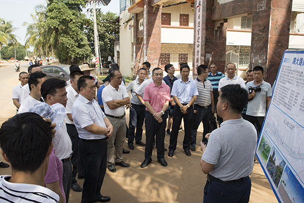 陈伟杰副市长率队到我校召开推进海大路建设调研座谈会