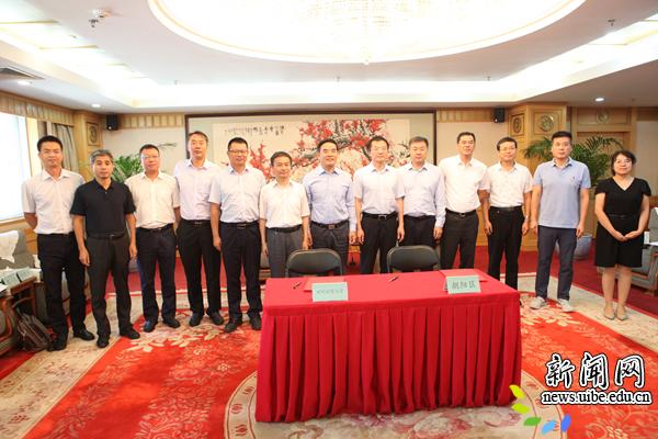 我校与朝阳区政府签订战略合作框架协议