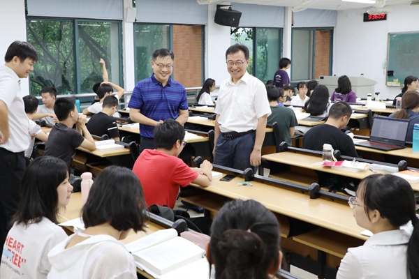 校领导检查新学年首日教学秩序