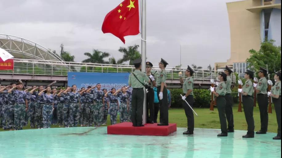 56个民族是一家！我们都是护旗手，我校少数民族新生共升国旗