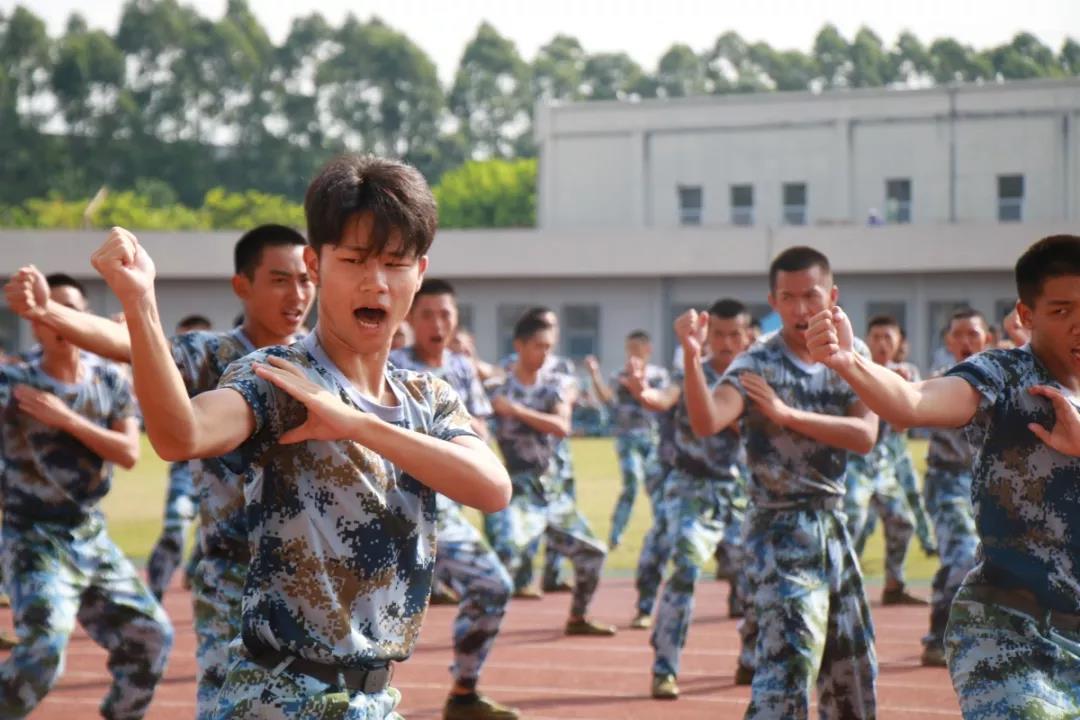 我校举行2019级军训汇报表演暨总结表彰大会