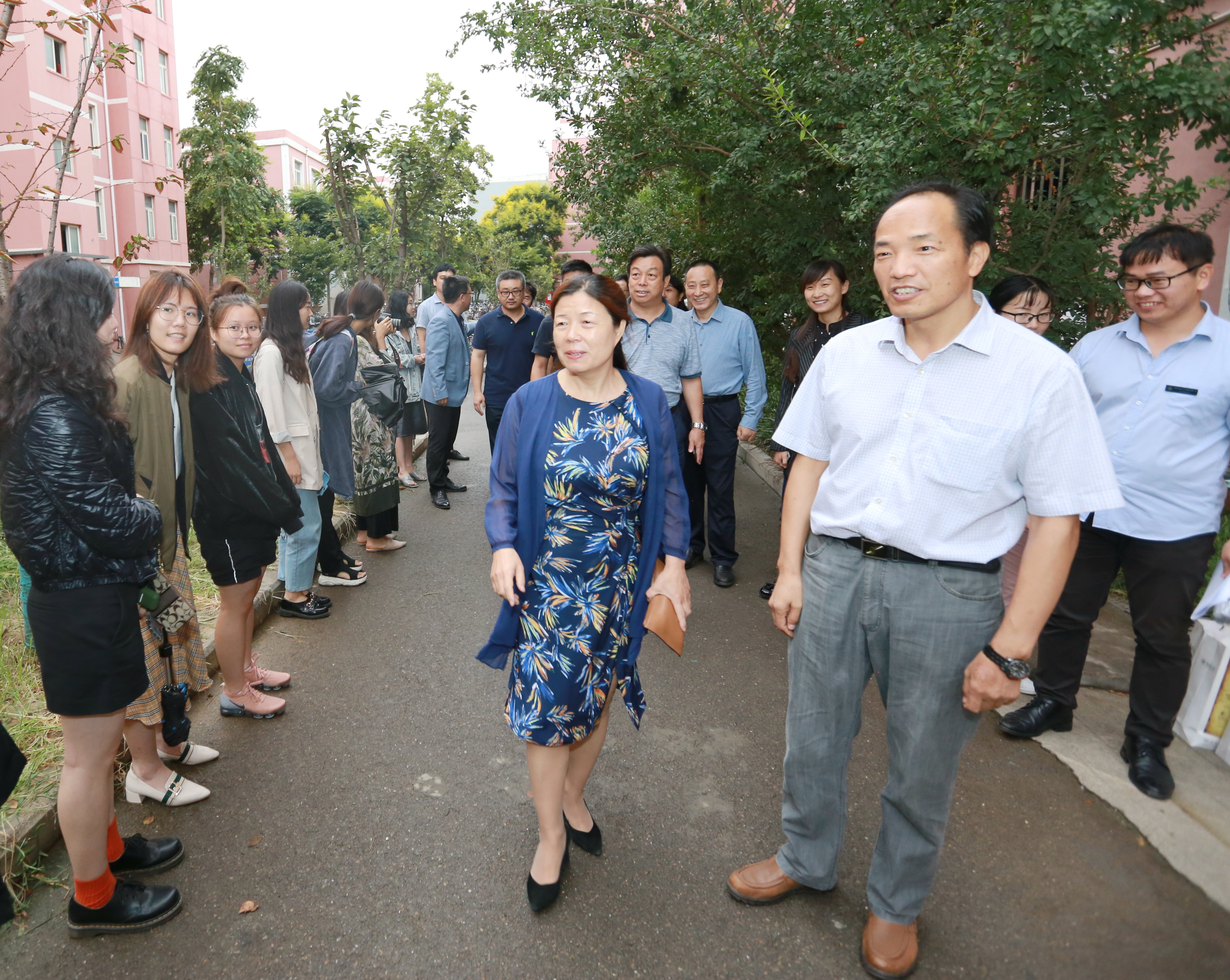 校领导中秋前夕慰问学生