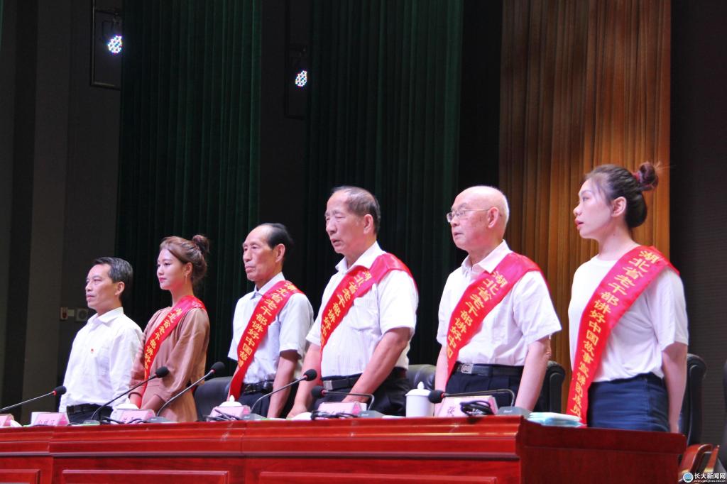 【主题教育进行时】学校举行“不忘初心、牢记使命”主题教育湖北省老干部宣讲团长江大学报告会暨校党委理论学习中心组（扩大）学习会