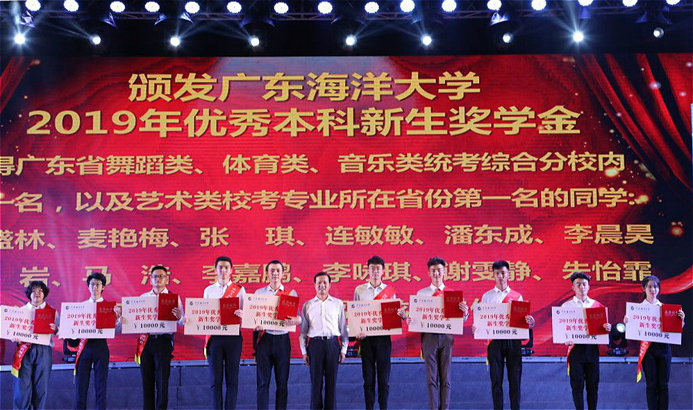 学校举办庆祝新中国成立70周年晚会：盛世欢歌礼赞祖国 万人合唱真情告白