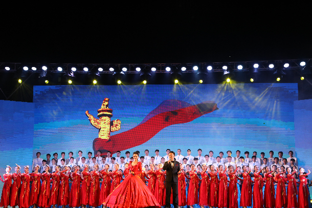 学校举办庆祝新中国成立70周年晚会：盛世欢歌礼赞祖国 万人合唱真情告白
