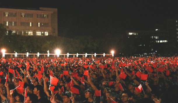 学校举办庆祝新中国成立70周年晚会：盛世欢歌礼赞祖国 万人合唱真情告白