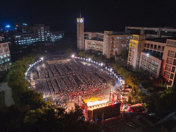 学校举办庆祝新中国成立70周年晚会：盛世欢歌礼赞祖国 万人合唱真情告白
