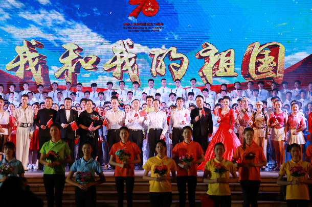 学校举办庆祝新中国成立70周年晚会：盛世欢歌礼赞祖国 万人合唱真情告白