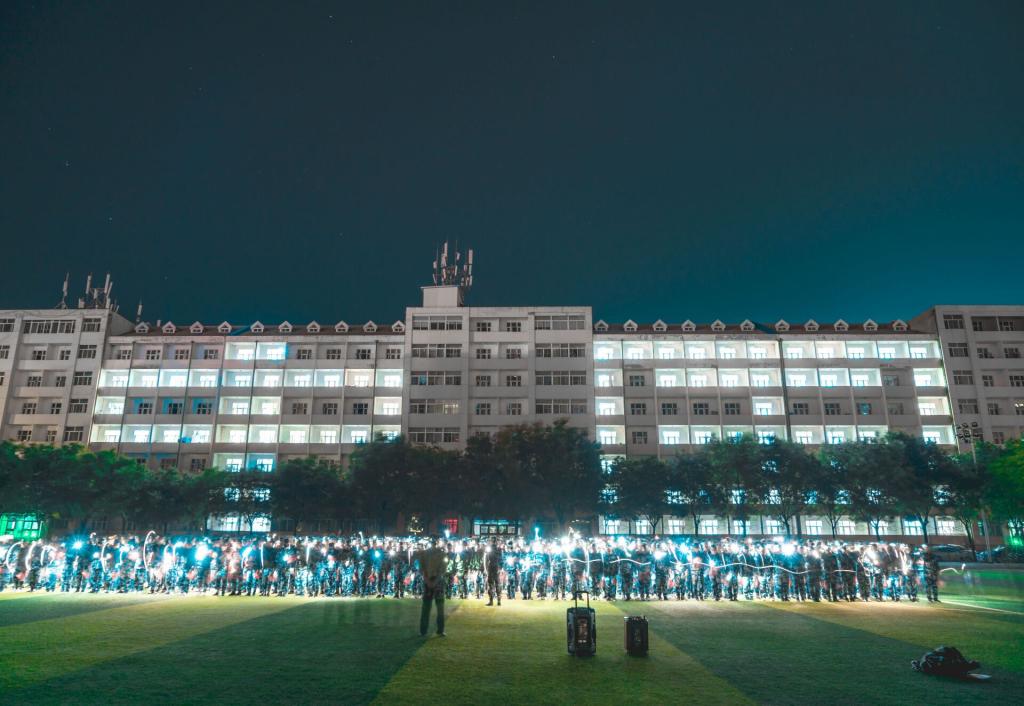 我校学子用手语操、灯光秀为祖国庆生