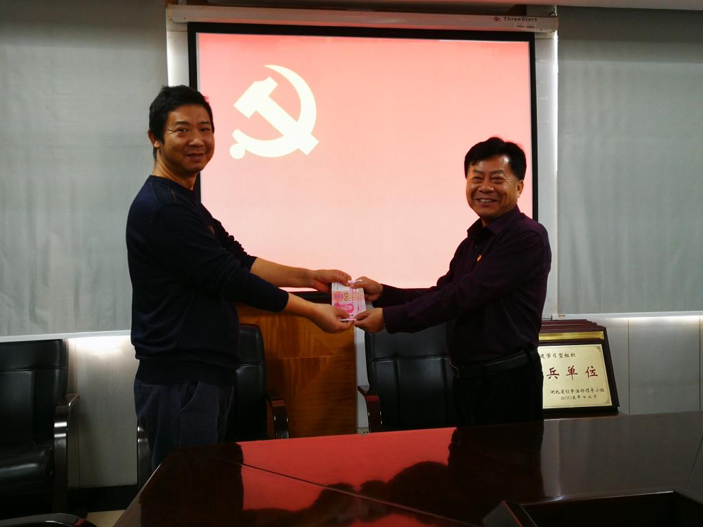 【主题教育】我校后勤集团员工向党组织交纳特殊党费 表达爱党爱国之心