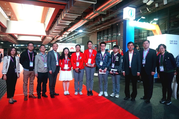 校领导一行慰问我校进口博览会志愿者