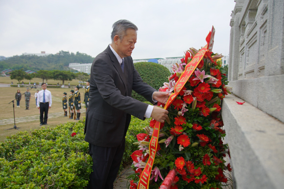 我校举行95周年校庆日向孙中山先生铜像敬献花篮仪式