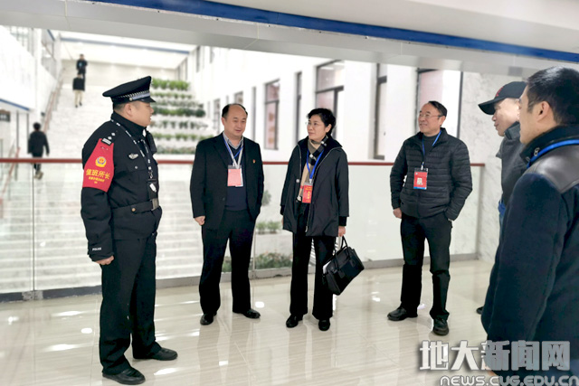 黄晓玫一行前往研究生考试考点慰问考务工作人员