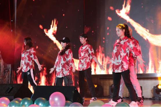 冬夜燃激情 喻园纳天涯 中外学生新年晚会举行