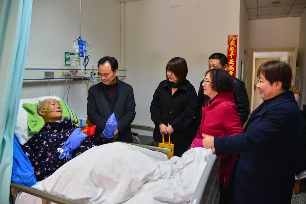 校领导春节前夕看望慰问生活困难老党员老干部