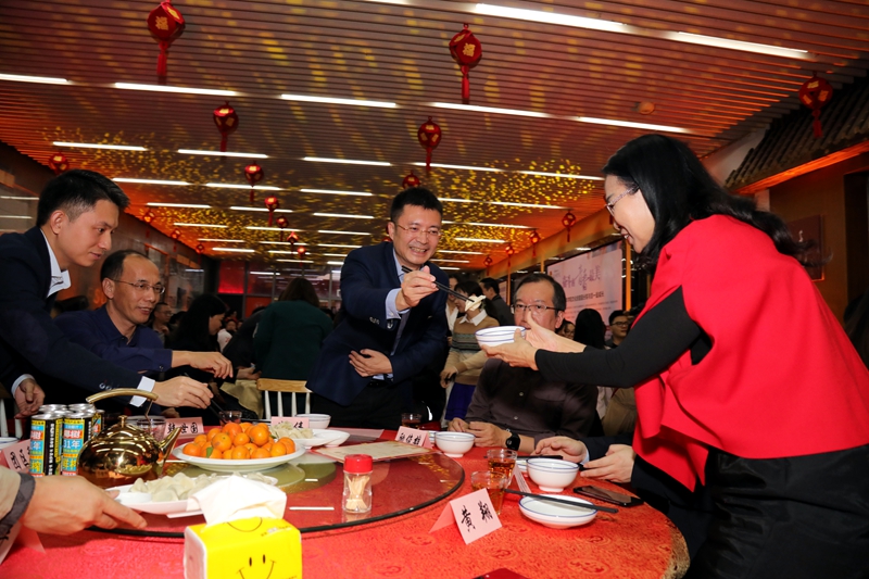 广东深圳：话家常、包饺子、迎新年 深圳福田“饺子宴” 与来深建设者一起迎新春