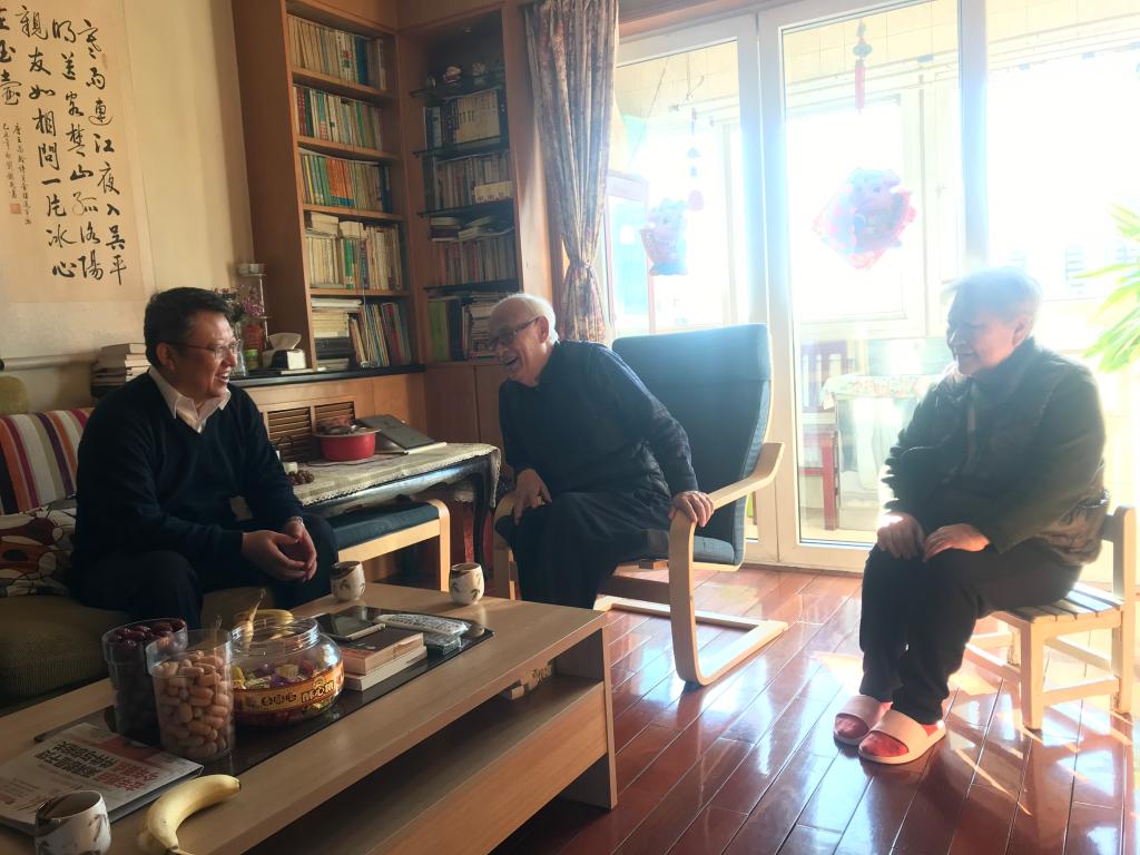学校领导春节前慰问老干部