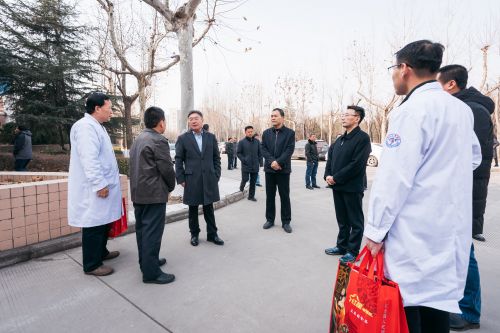 校领导亲切慰问寒假坚守工作岗位的教职员工