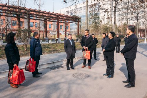 校领导亲切慰问寒假坚守工作岗位的教职员工