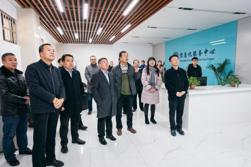 校领导亲切慰问寒假坚守工作岗位的教职员工