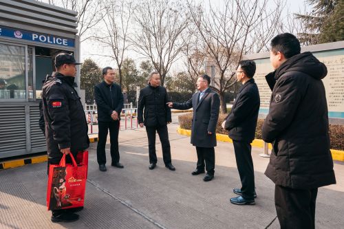 校领导亲切慰问寒假坚守工作岗位的教职员工