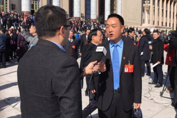 战“疫”：裴春亮这样解读党员的光荣！